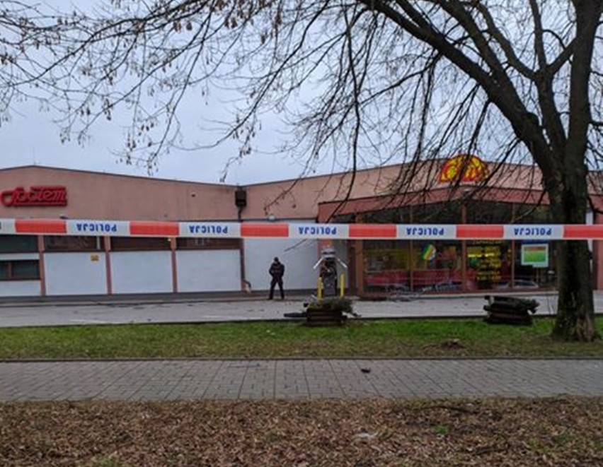 Wysadzili w powietrze bankomat przy ul. Roztocze w Lublinie. Zobacz zdjęcia