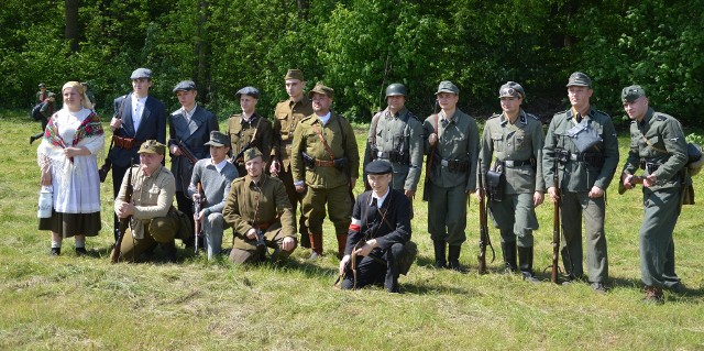 Członkowie historycznych grup rekonstrukcyjnych