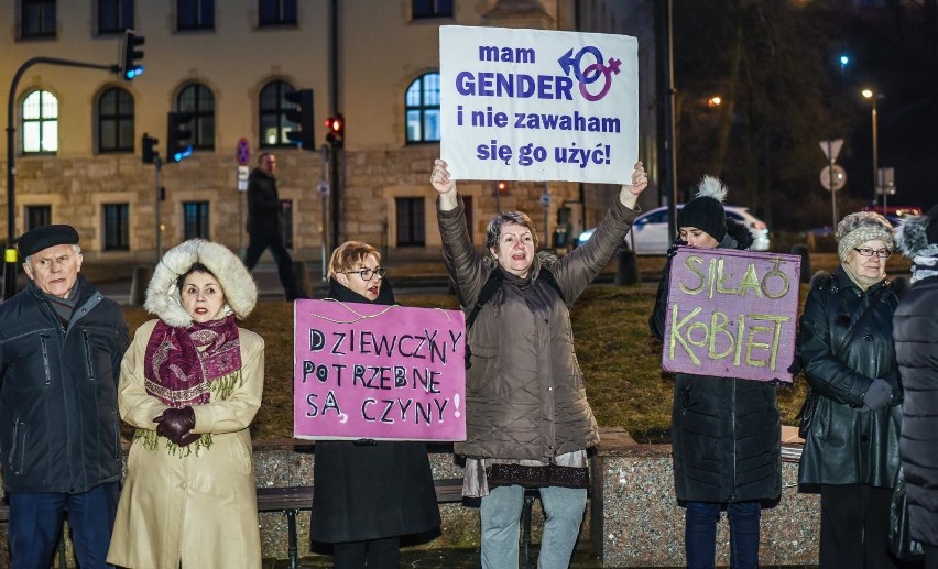 - 100 lat temu kobiety w Polsce uzyskały prawa wyborcze....
