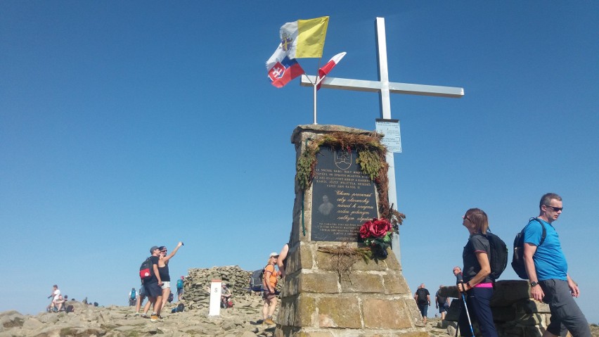 Babia Góra. Słowacki obelisk upamiętniający Jana Pawła II....