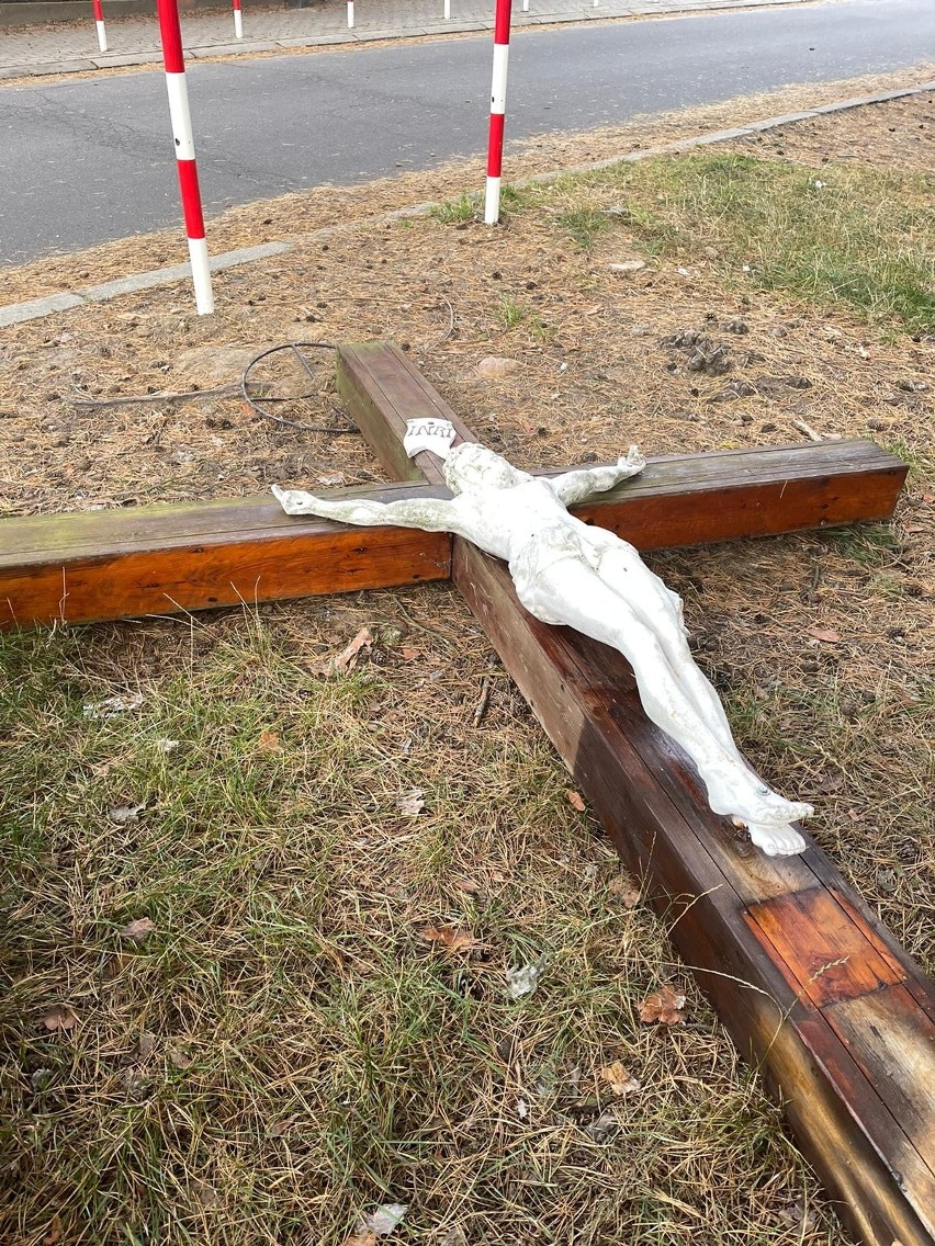 Krzyż został przepiłowany w godzinach popołudniowych.