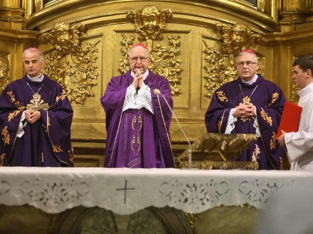 Do nawrócenia, zatrzymania w codziennym pędzie wzywał w homilii wygłoszonej w Środę Popielcową biskup kielecki Kazimierz Ryczan.