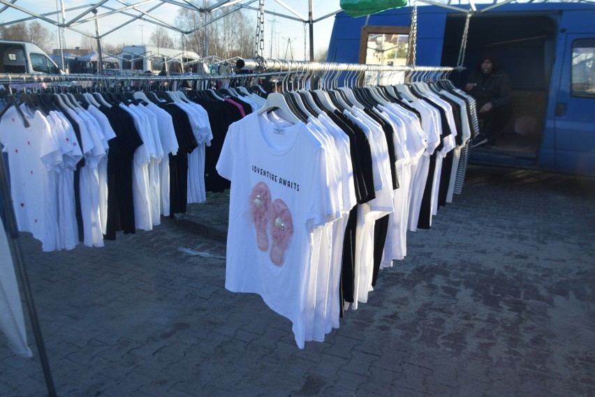 Swetry, bluzki, kurtki, płaszcze, buty na targu w Przysusze 30 stycznia. Duży wybór odzieży. Zobaczcie zdjęcia