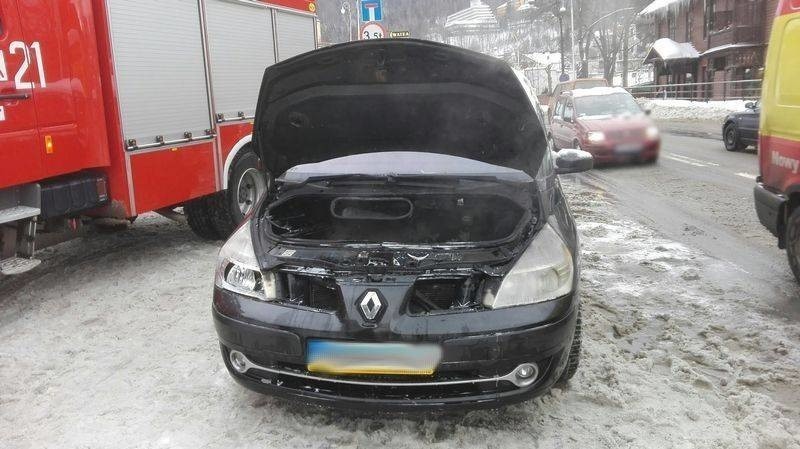 Ogień w drodze na narciarski stok. Zapaliło się auto turystów [ZDJĘCIA]