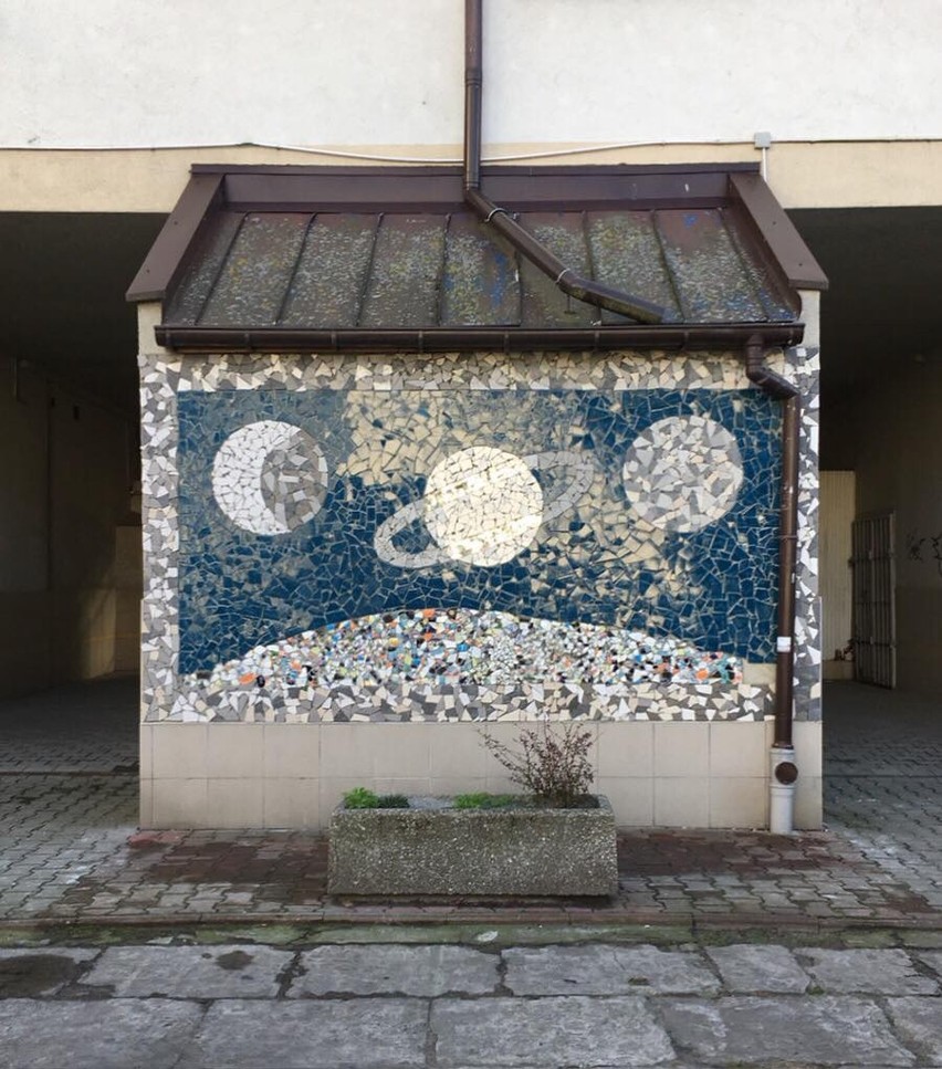 Mozaika Komos, podwórko  za Kinem Kosmos, przy ulicy...