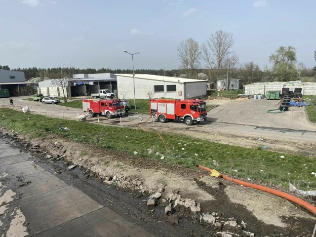 W niedzielę, 31 marca, około godziny 14 wybuchł pożar na wysypisku śmieci w Płoszowie w gminie Radomsko.
