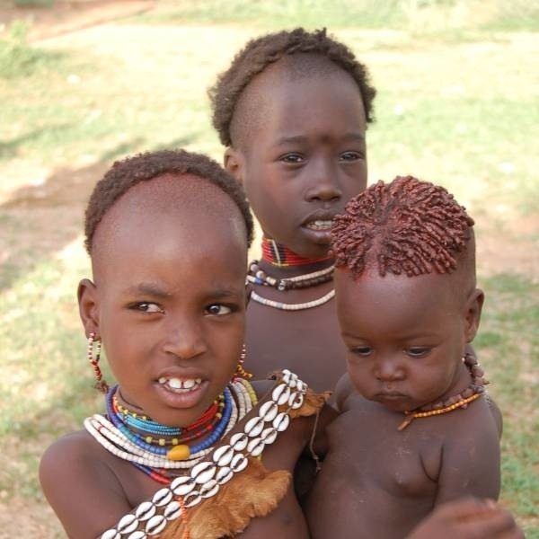 Członkowie plemienia Hamer smarują ciała i włosy rdzawą glinką.