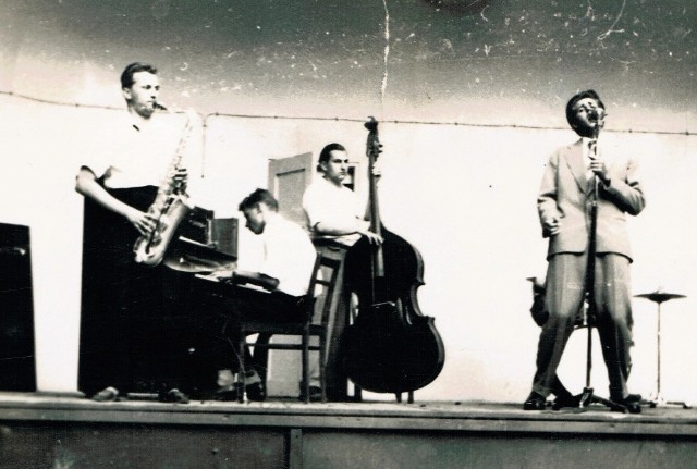 Zespół Kolorowy Jazz: na fortepianie Józef Krzeczek, przy mikrofonie Jerzy Lepa, ok. 1956 – 1957.