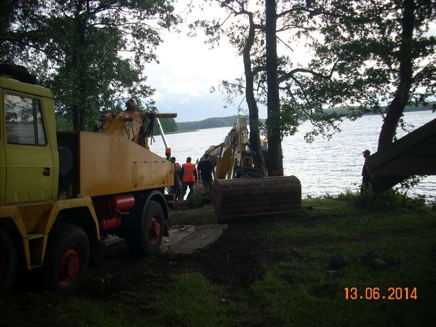 Koparki prawie utonęły w jeziorze Drawsko.