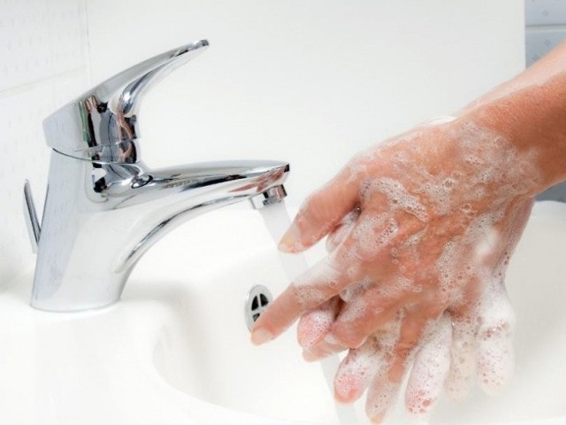 Mycie rąk wodą z mydłem przez 15 sekund redukuje liczbę bakterii o ok. 90%, a kolejne 15 sekund usuwa pozostałe drobnoustroje.