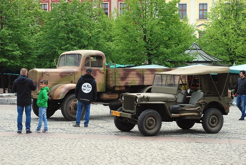 Wojskowe maszyny sprzed siedemdziesięciu lat w centrum miasta
