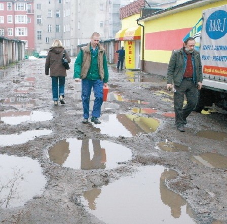 Dziurawa droga do garaży.