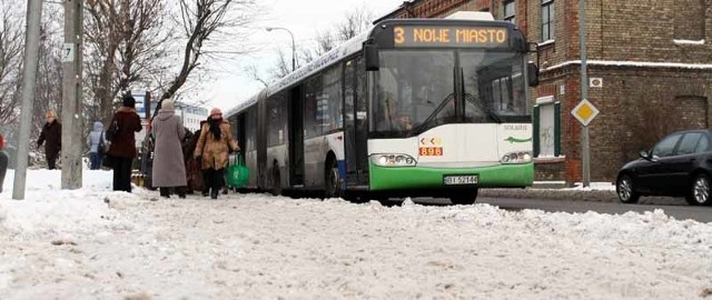 Tylko nieliczne przystanki są porządnie odśnieżone. Większości z nich nie odwiedził jeszcze nikt, kto powinien zająć się ich oczyszczaniem. Pasażerom często nie udaje się bez upadku wsiąść czy wysiąść z autobusu.