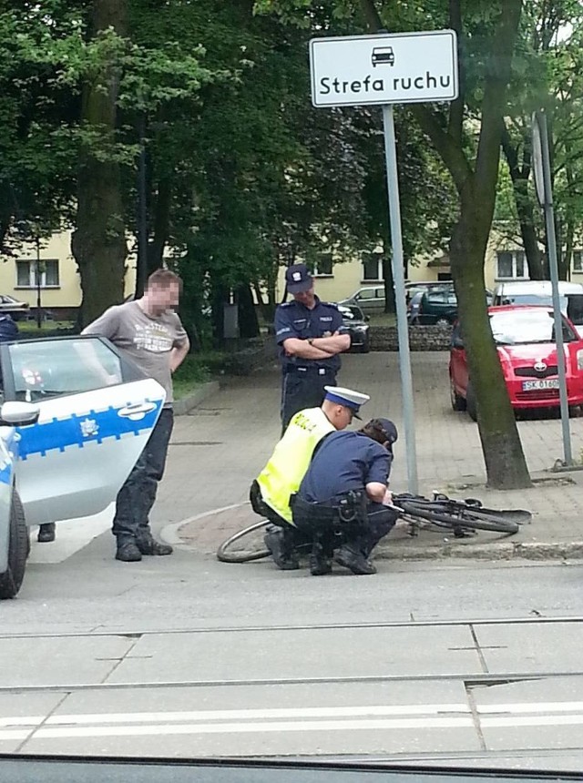Wypadek w Świętochłowicach. Rowerzysta zderzył się z policyjnym radiowozem