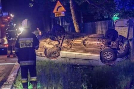 Wypadek w Rzekuniu. Zdarzył się 26.06.2020. Auto dachowało. Zdjęcia
