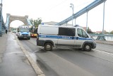 Most Grunwaldzki był zablokowany. Mężczyzna skoczył do Odry [ZDJĘCIA]