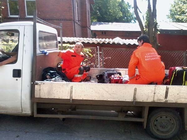 Gdy jedyna karetka z Darłowa wyjechała do innego pacjenta, tak transportowano pacjenta na odcinku z przychodni do miejsca, w którym lądował śmigłowiec Lotniczego Pogotiwa Ratunkowego.