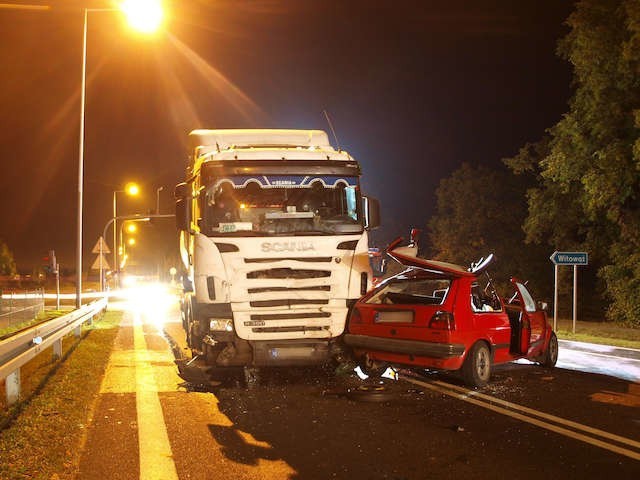 Poważny wypadek na DK 10. Kierowca osobówki zmarł [zdjęcia, aktualizacja]