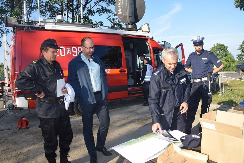 Śluzą spuszczana jest woda z Wielkiego Kanału Brdy do Brdy....