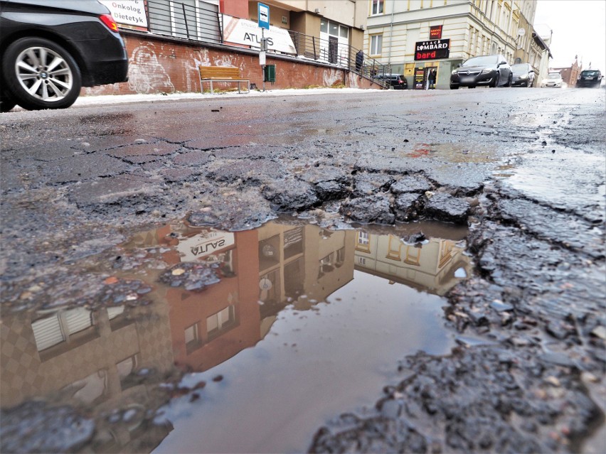 Drogi w Koszalinie pilnie wymagają remontu.