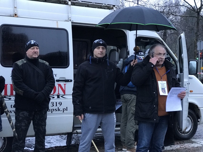 Protest pod słupskim ratuszem. Zbierano podpisy za powrotem...