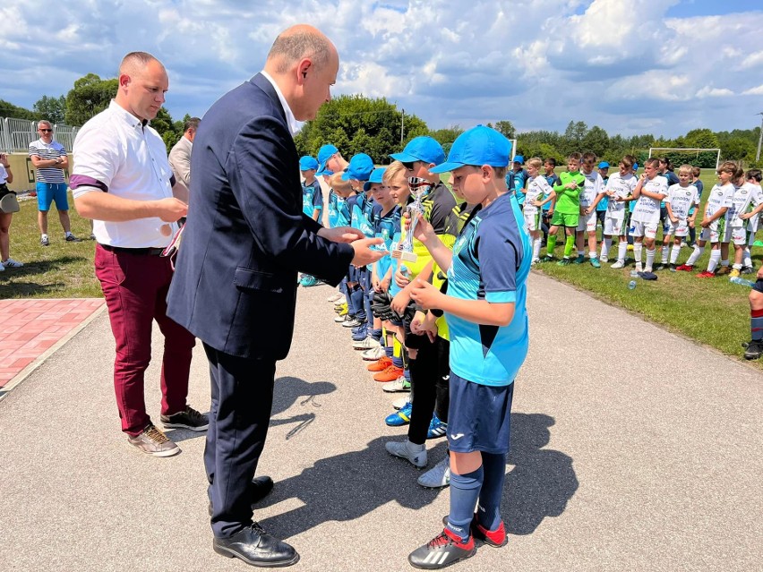 Młodzi piłkarze Radomiaka Radom wygrali turniej o puchar posła Andrzeja Kosztowniaka. Zobacz zdjęcia