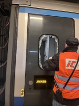 Agresor wybił szybę w jadącym pendolino. Pociąg został zatrzymany, a ze sprawcą walczyło 10 osób 