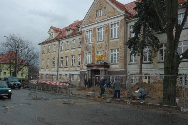 Teren wokół budynku i on sam przypominają wielki plac budowy. Jedne ekipy pracują w ziemi przy fundamentach, inne na ścianach.