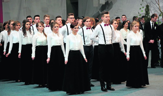 Studniówkę w białobrzeskim Liceum Ogólnokształcącym rozpoczął oczywiście polonez w wykonaniu uczniów poszczególnych klas maturalnych. 