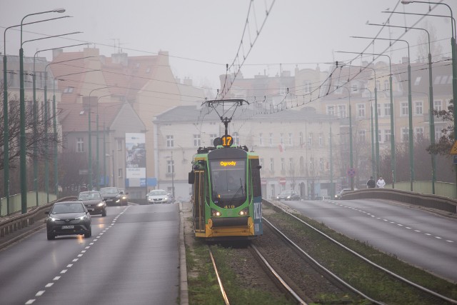 W niedzielę, 14 listopada lepiej pozostać w domu. Poznań został spowity przez mgłę i smog. O jakości powietrza w Poznaniu informują stacje pomiarowe. W Poznaniu obowiązuje też zakaz palenia w kominkach i innych piecach, które nie spełniają stosownych norm. Zakaz spowodowany jest słabą jakością powietrza w stolicy Wielkopolski. Według prognoz stężenie pyłu zawieszonego PM10 w Poznaniu będzie wynosić 84 mikrogramów na metr sześcienny.