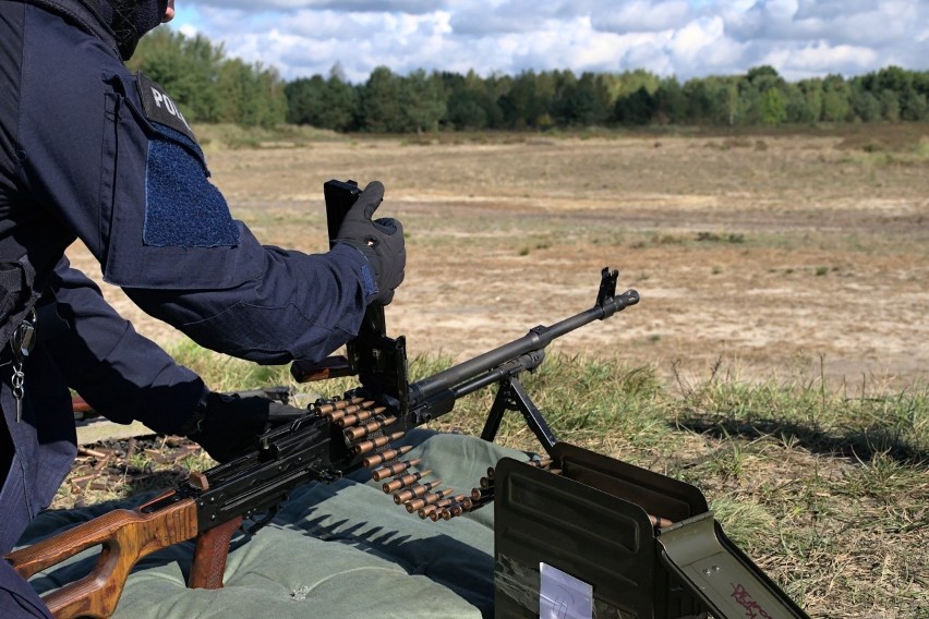 Krakowscy policjanci szkolili się na poligonie z obsługi broni bojowej ZDJĘCIA