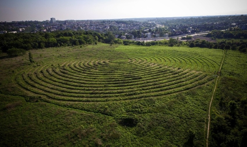 Land art Jarosława Koziary na górkach czechowskich w...