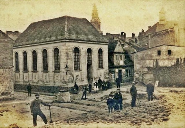 1904 rok. Podnoszenie gruntu obok krośnieńskiej synagogi.