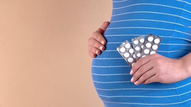 "Ciąża plus" to program skierowany do kobiet w ciąży, który ma im zapewnić darmowe leki służące leczeniu schorzeń związanych z ciążą. Bezpłatne będą medykamenty, które znajdą się w specjalny wykazie. Jak na razie lista liczy 114 pozycji. Z programu ciężarne mogą korzystać od 1 września 2020 roku.Sprawdź listę leków na następnych slajdach. Przesuń zdjęcie gestem lub naciśnij strzałkę w prawo.
