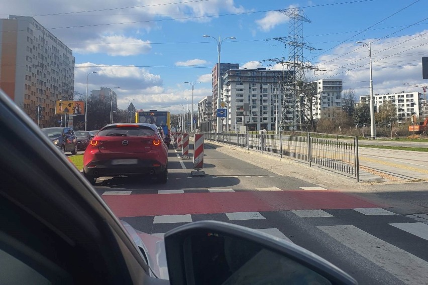 Wrocławskie Inwestycje tłumaczą, że choć samochody swobodnie...