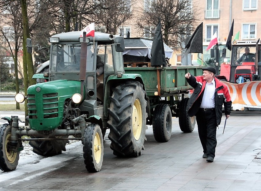 Marek Duszyński ustawia protestujących pod Starostwem.