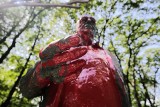 Pomnik profesora Jana Szyszko w Jarocinie oblany czerwoną farbą. Sprawę ujawnił oficer dyżurny policji