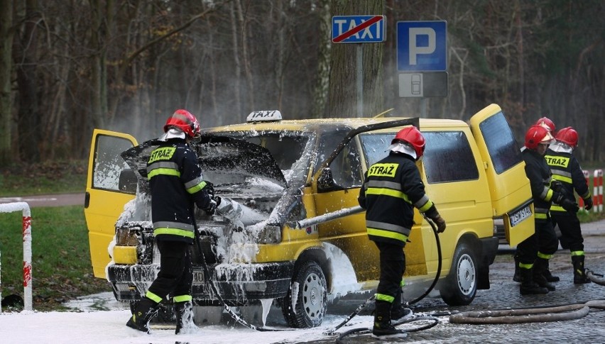 Strażacy gasili auto na ulicy Wojska Polskiego w...