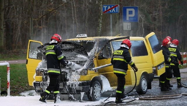 Strażacy gasili auto na ulicy Wojska Polskiego w Świnoujściu.