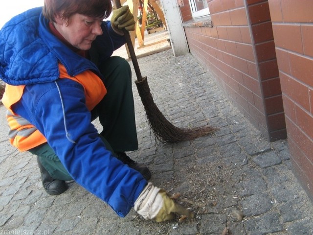 Krystyna Taraszkiewicz codziennie sprząta na deptaku i tak jak mieszkańcy narzeka na gołębie. 