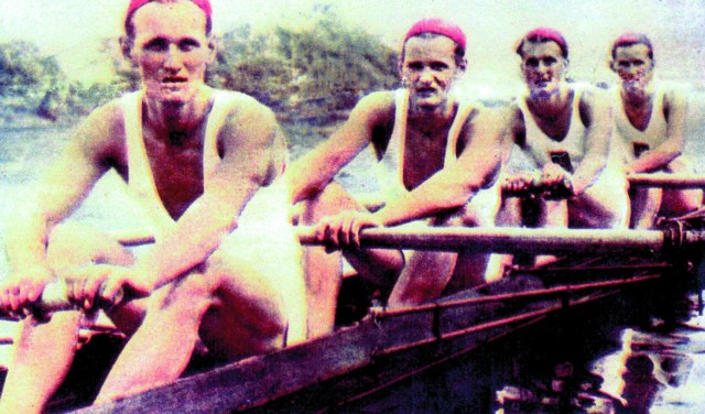 Zbigniew Żarnowiecki (pierwszy z prawej) wraz ze swoją osadą z Wrocławia pojechał na igrzyska do Helsinek w 1952 roku.