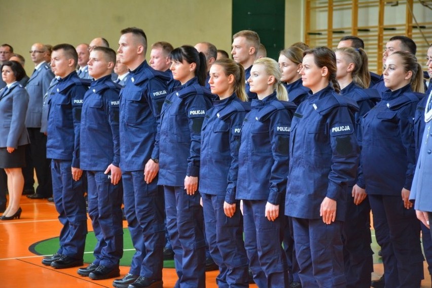 Ślubowanie 75 nowo przyjętcyh policjantów w Łódzkiem