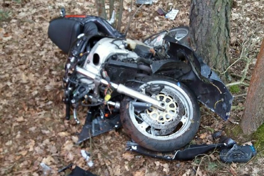 Motocylista rozbił się o drzewo
