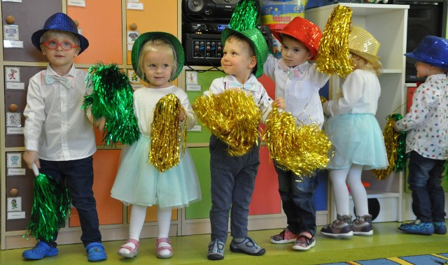 Dzień 13 grudnia był bardzo radosny dla wychowanków Żłobka w Połańcu „Kraina Malucha”, ponieważ obchodzono mały jubileusz- 5 lat funkcjonowania placówki.  W ciągu dnia żłobek  odwiedziły przedszkolaki, które zaprosiły swoich młodszych kolegów i koleżanki do wspólnej zabawy oraz zaprezentowały piękne tańce. Mali jubilaci otrzymali od przedszkolaków kolorowe kwiatki wykonane z papieru. O godzinie 12 odbyły się oficjalne obchody 5-lecia Żłobka. W uroczystości wzięli udział:  burmistrz Jacek Tarnowski, wiceburmistrz Roman Adamczak, przewodniczący Rady Miejskiej Stanisław Lolo, rodzice z przewodniczącym Jakubem Zieroldem, pracownicy i wychowankowie żłobka. Wszystkich gości powitała dyrektor Anna Kaniszewska, która podsumowała 5 lat funkcjonowania żłobka i podziękowała za owocną współpracę. Następnie życzenia i podziękowania dla wszystkich pracowników skierowali zaproszeni goście.  Ten piękny jubileusz był też okazją do podziękowania sponsorom - Mariannie Kierys,  prezes przedsiębiorstwa POLPRZEM oraz Justynie i Piotrowi Leśniakom, dzięki którym zakupiliśmy na potrzeby żłobka czteroosobowy wózek spacerowy. Kulminacyjnym punktem spotkania były występy artystyczne dzieci. W pierwszej kolejności zaprezentowały się dzieci przedszkolne  - grupy „Pszczółki” i „Biedronki”, które 3 lata temu uczęszczały do żłobka. Największe  brawa otrzymali najmłodsi artyści dzieci z grupy „Żabki” z „Krainy Malucha”. Po odśpiewaniu "Sto lat" wszyscy goście zastali zaproszeni na pyszny tort, który ufundowała Rada Rodziców Żłobka .(dor)