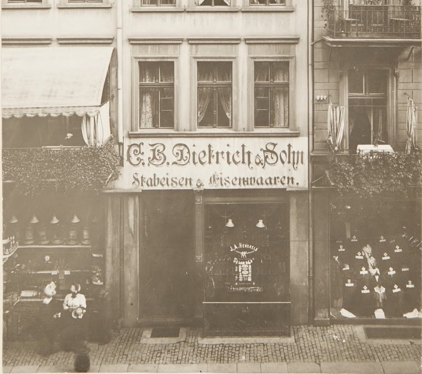 Witryna sklepu firmy Dietrich & Sohn sfotografowana przed...