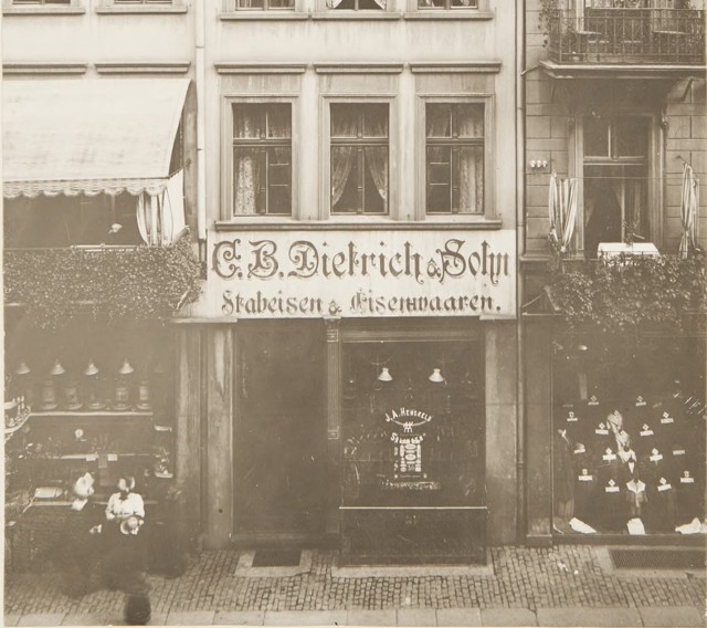 Witryna sklepu firmy Dietrich & Sohn sfotografowana przed przebudową kamienicy przy Szerokiej 35. To właśnie stąd, w lutym 1902 roku złodziej ukradł kilkanaście rewolwerów