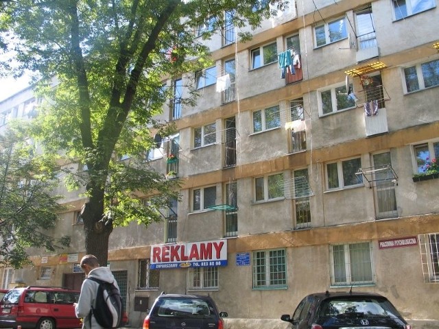 W budynku socjalnym przy ulicy Moniuszki w Tarnobrzegu mieszka kilkanaście rodzin. Wiele z nich uważa, że płacąc za czynsz mają prawo wymagać od spółdzielni, by ta odremontowała zniszczone przez wandali ściany i likwidowała drobne usterki na bieżąco.