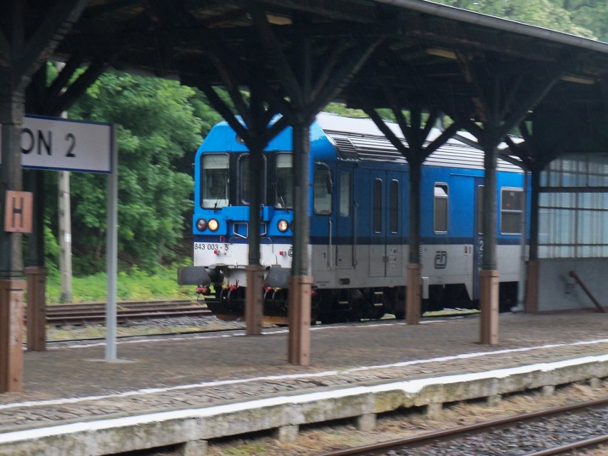Czeski pociąg na stacji kolejowej Głuchołazy Główny