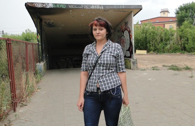 - Ktoś powinien dawno zadbać o bezpieczeństwo w tym tunelu, tu się chodzi z dreszczem na plecach &#8211; mówi Katarzyna Walczak.