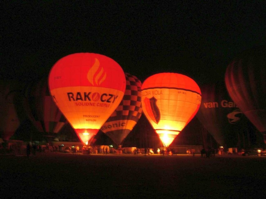Świecenie balonów nocą.